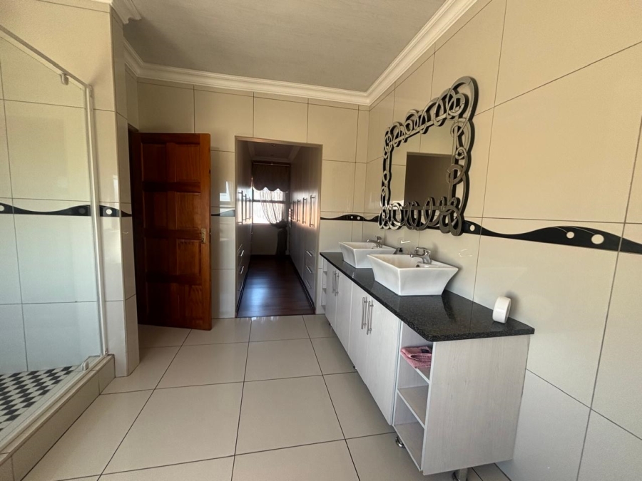 4 Bedroom Property for Sale in Langenhovenpark Free State